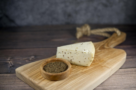 Монкле́р Куми́н — сыр полутвёрдый, выдержанный, с тмином от "Мамонтовская" сыроварня 160 гр.
